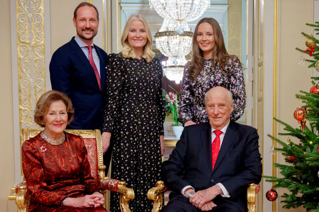 El rey Harald V de Noruega (al frente, derecha) y la reina Sonja de Noruega (al frente, izquierda) posan con el príncipe heredero Haakon de Noruega, la princesa heredera Mette-Marit de Noruega y la princesa Ingrid Alexandra de Noruega en el Salón Rojo del Palacio en Oslo para la foto de Navidad en Oslo, el 19 de diciembre de 2024