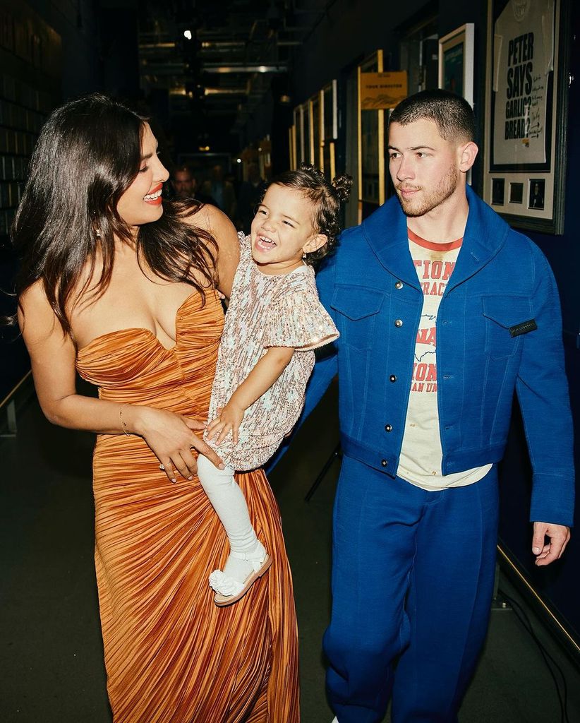 Nick Jonas y Priyanka Chopra con su hija Mati en el concierto de los Jonas Brothers en el O2 Arena de Londres, septiembre de 2024