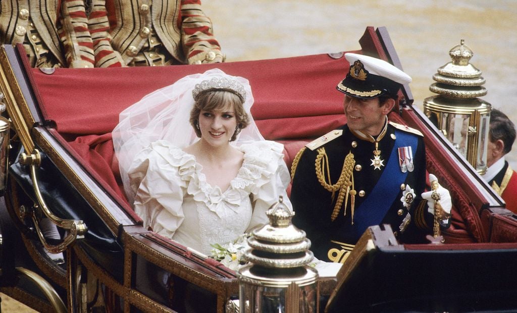 Diana de Gales y el rey Carlos tras su boda, de camino al Palacio de Buckingham.