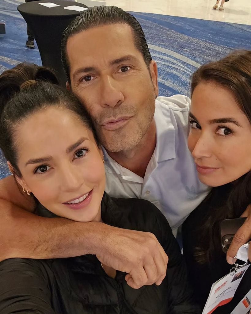 Carmen Villalobos y Gregorio Pernía con Majida Issa