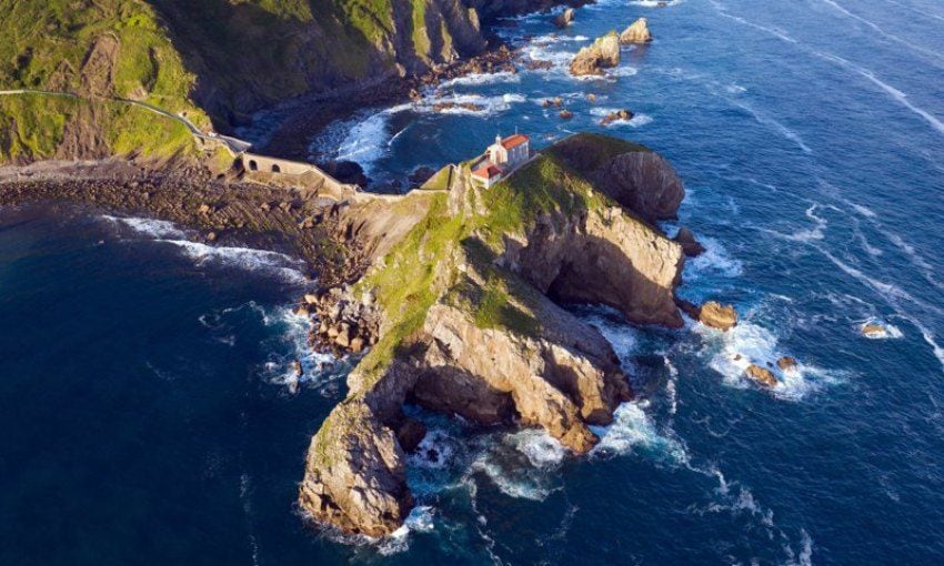 Vista aérea de la costa vasca y San Juan de Gaztelugatxe.