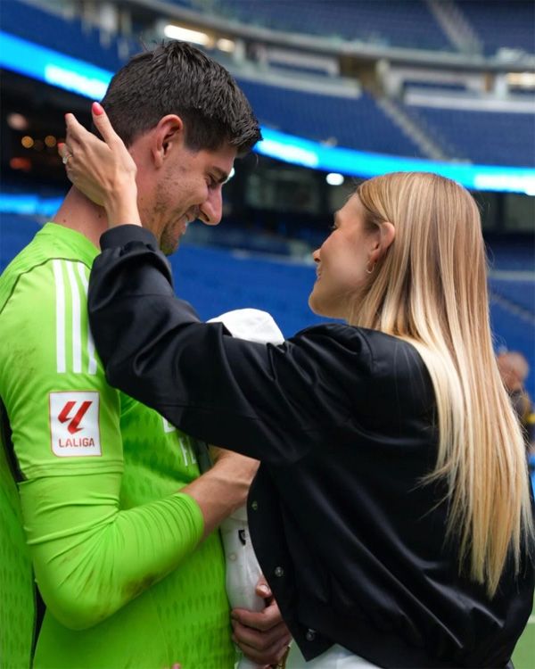 Thibaut Courtois y Mishel Gerzig con su bebé