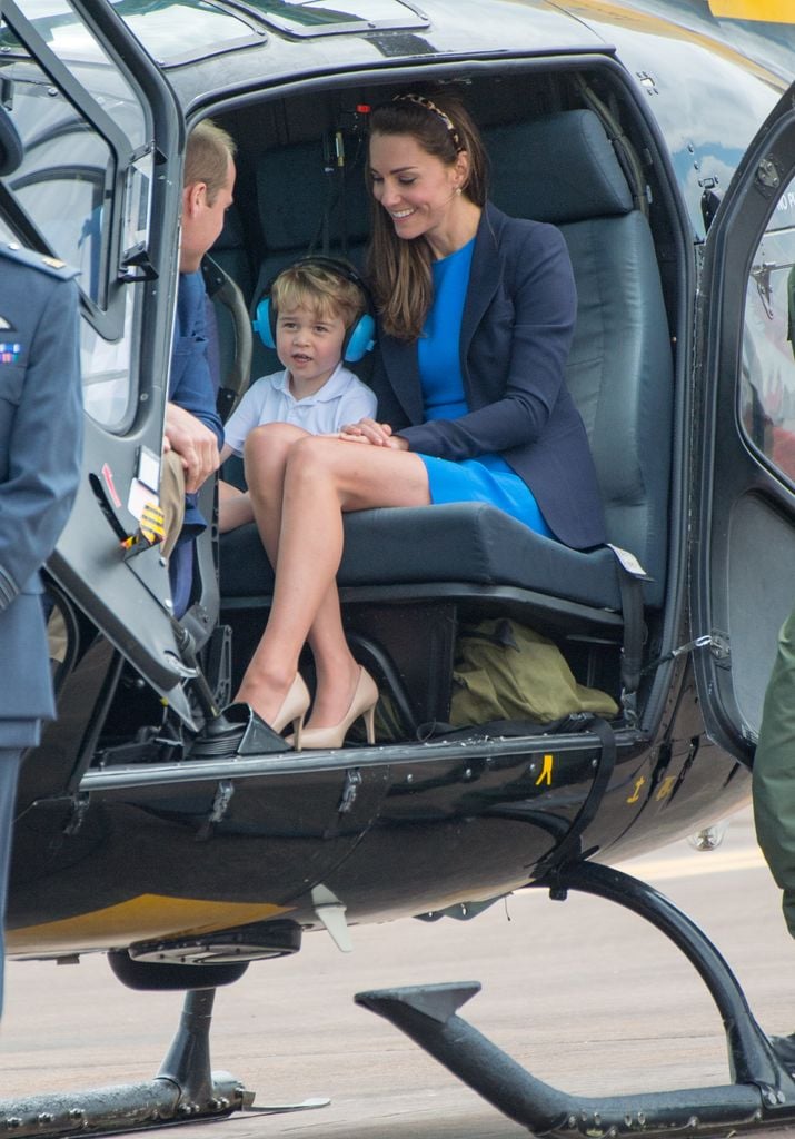 Los príncipes de Gales junto a su hijo mayor, el príncipe George 