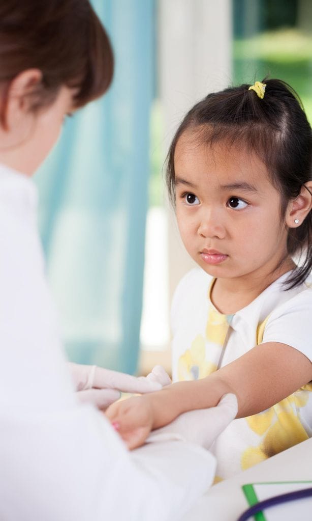 Niña asiática en el pediatra