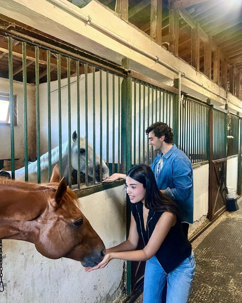 Yiğit Koçak y Lizge Cömert fueron juntos a ver unos caballos