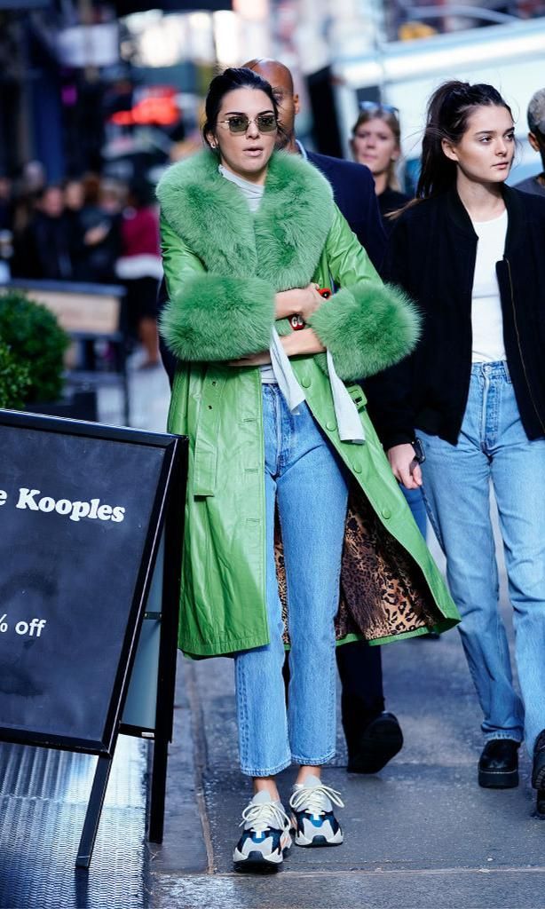 kendall jenner con long belted coat de fur collar en verde sneakers y cropped jeans