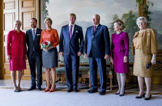 Mette-Marit y el príncipe Haakon con los Reyes de Holanda, la reina Silvia de Noruega y la princesa Astrid, durante el almuerzo en homenaje a Guillermo y Máxima de Holanda en el Palacio Real de Oslo, el 2 de octubre