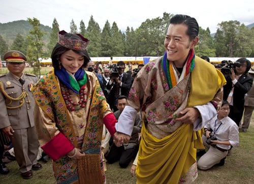 Miles de butaneses salieron hoy a las calles de la Punakha para no perderse los esponsales de su rey, quien tras su boda salió con su esposa a saludarles