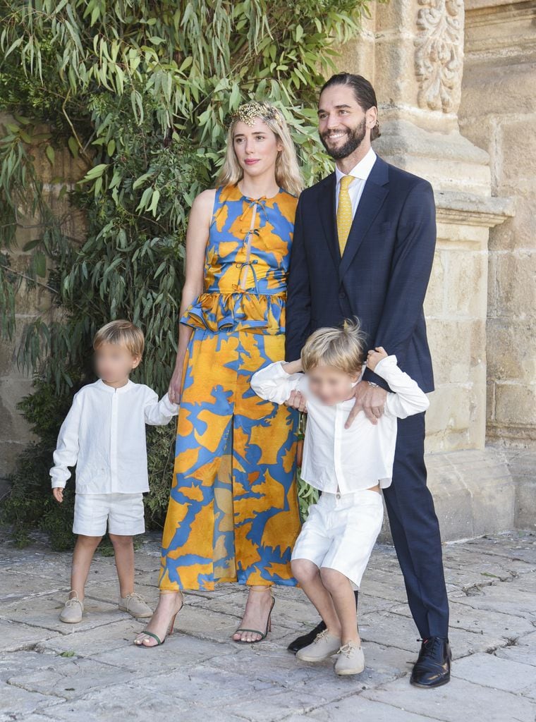 The artist and influencer Lulú Figueroa Domecq with her husband, Adrián Saavedra, and their two children: Ciro and Lucio