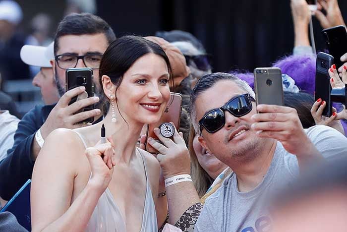 Caitriona Balfe firma autógrafos a sus fans en la premiere de Ford vs. Ferrari