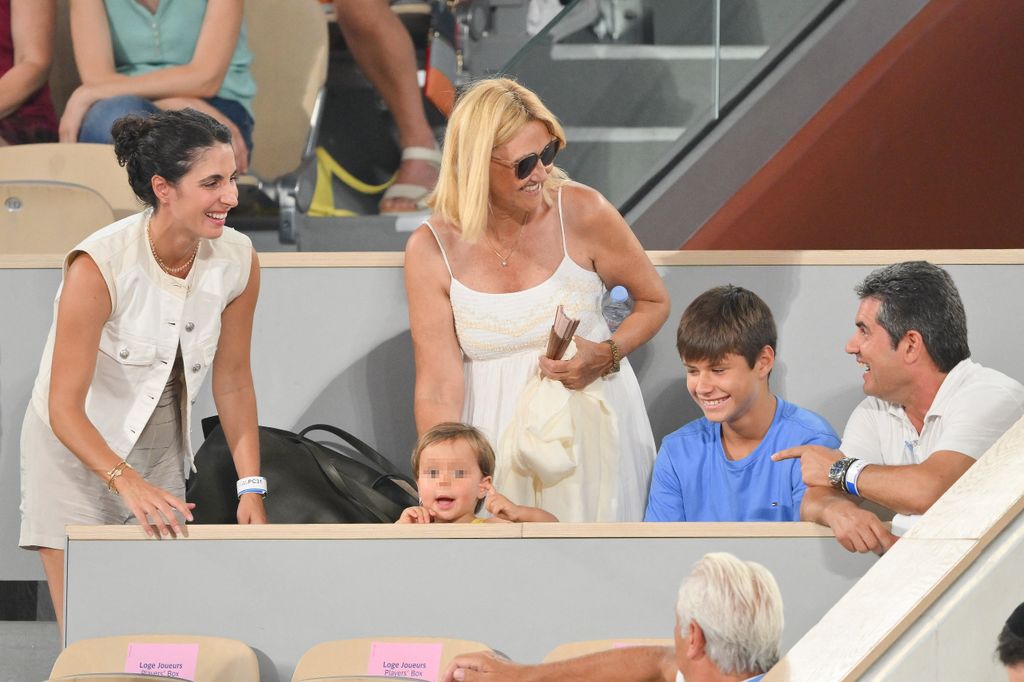 Mery Perelló con su suegra y su hijo durante el partido de Rafa Nadal y Carlos Alcaraz del 31 de julio de 2024 en los Juegos Olímpicos de París