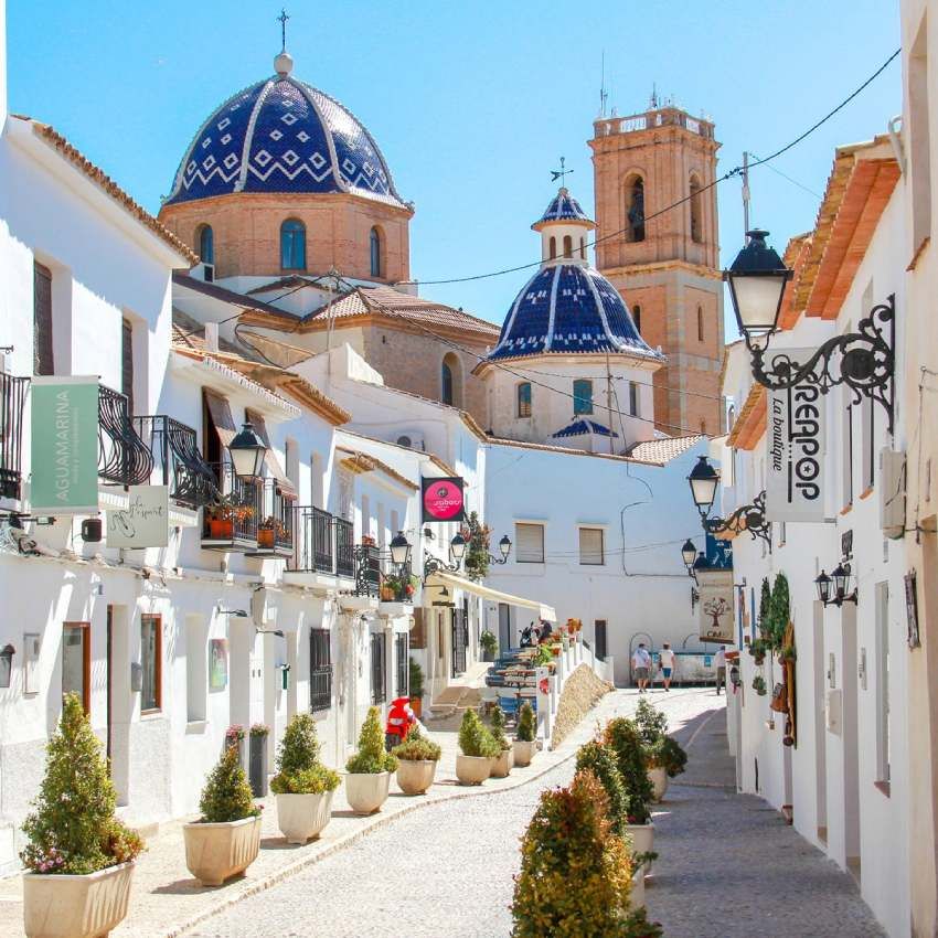 calles blancas del bonito casco antiguo de altea alicante