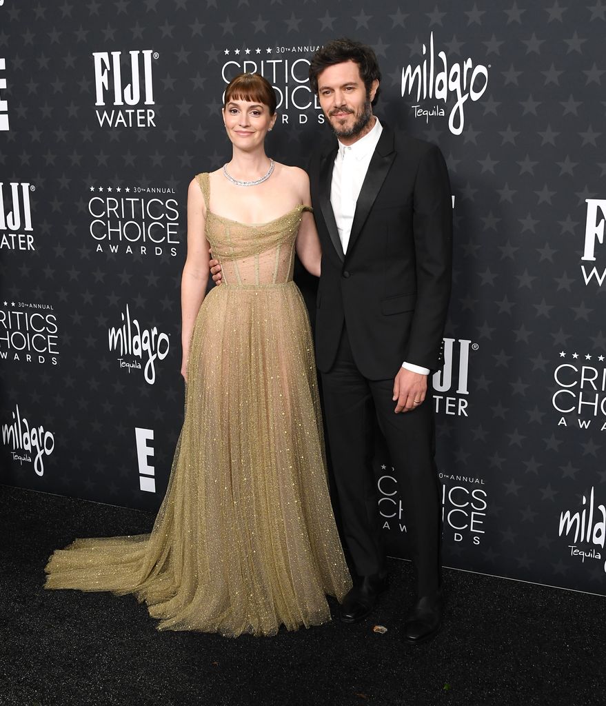 Leighton Meester y Adam Brody en los Premios Critics Choice (2025)