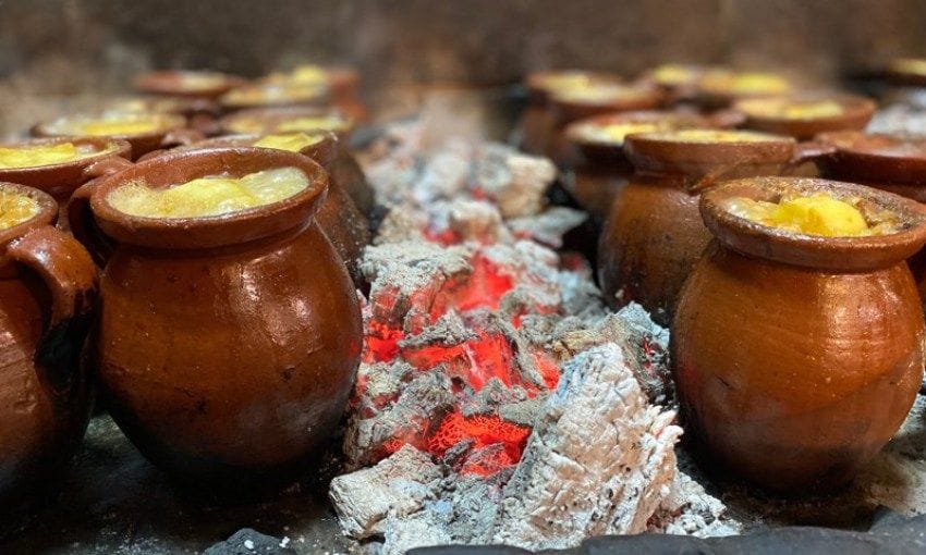 Cocido madrileño en puchero de barro