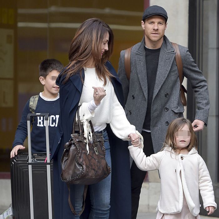 Xabi Alonso y Nagore Aranburu con sus hijos en Madrid