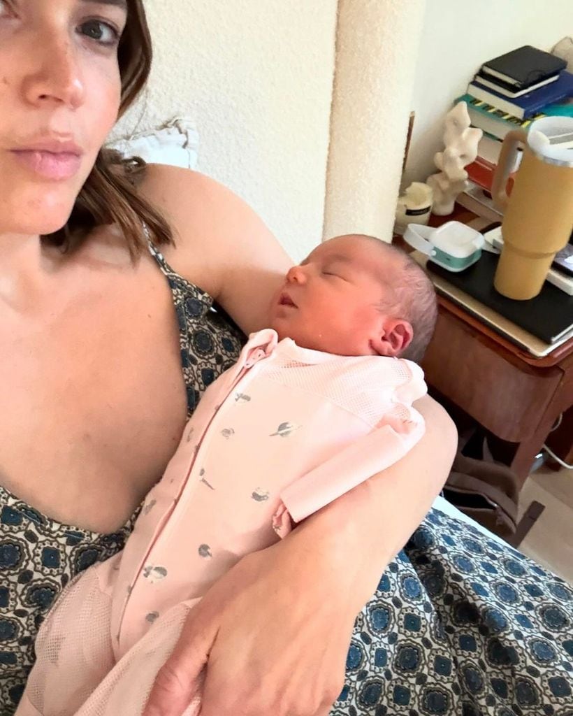 Mandy Moore con su hija recién nacida, Louise