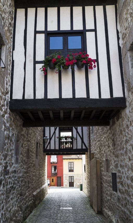 callejon en el centro de la localidad asturiana de llanes