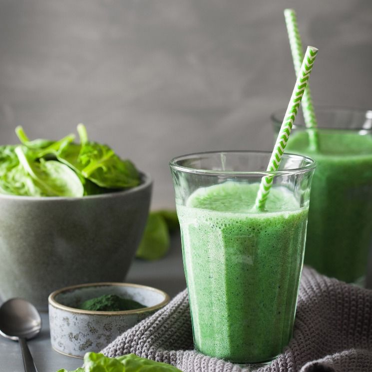 'Smoothie' de espinacas y plátano con espirulina