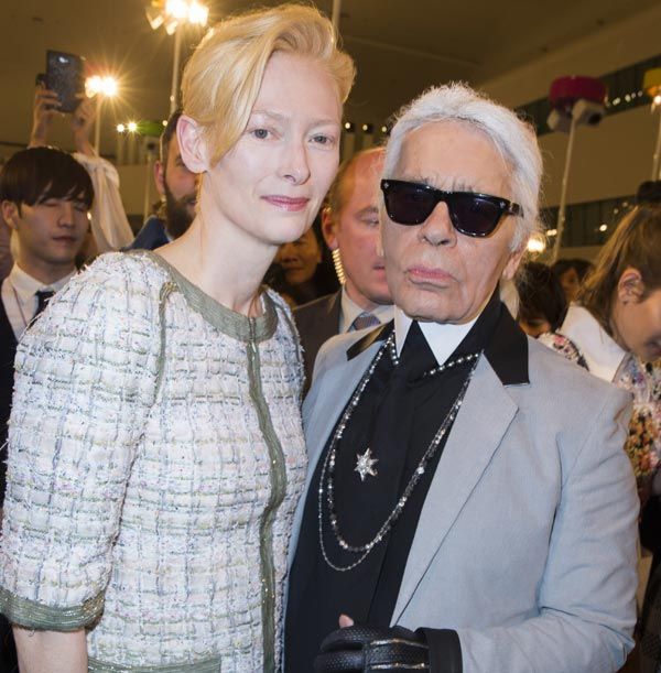 Tilda Swinton con Karl Lagerfeld, director creativo de Chanel 
