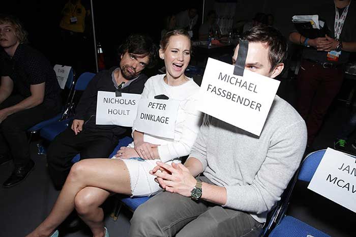 Nicholas Hoult y Jennifer Lawrence bromeando 