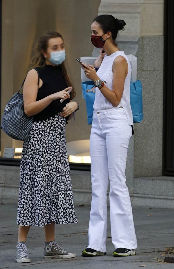 Victoria de Marichalar con pantalón blanco