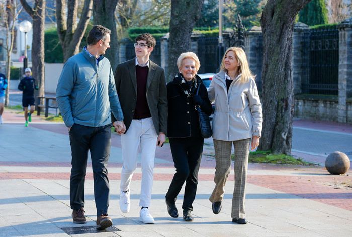 Iñaki Urdangarin, su hijo Pablo Nicolás, su madre y la infanta Cristina, de paseo por Vitoria