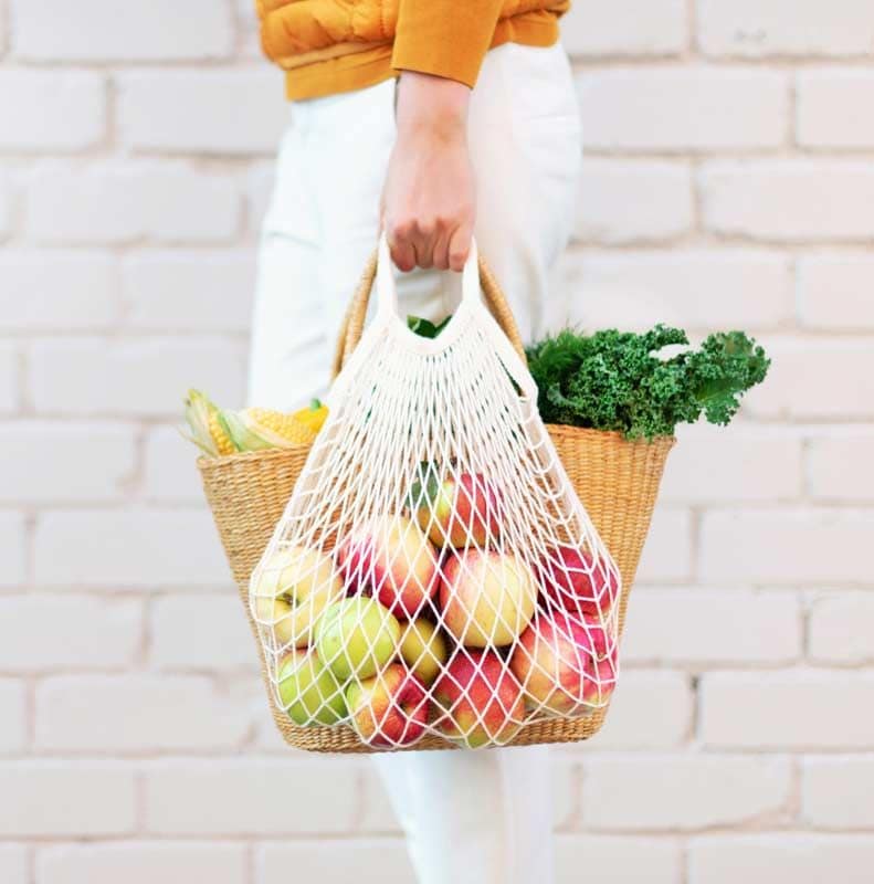 mujer compra bolsa