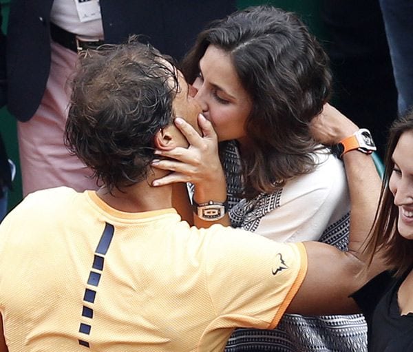 Rafa Nadal se besa apasionadamente con su novia María Francisca Perelló tras alzarse campeón en Montecarlo
