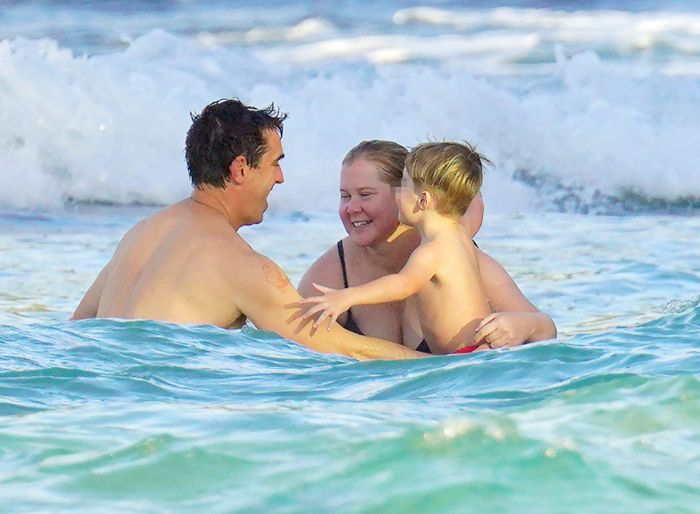 Amy Schumer, con su marido y su hijo en el Caribe