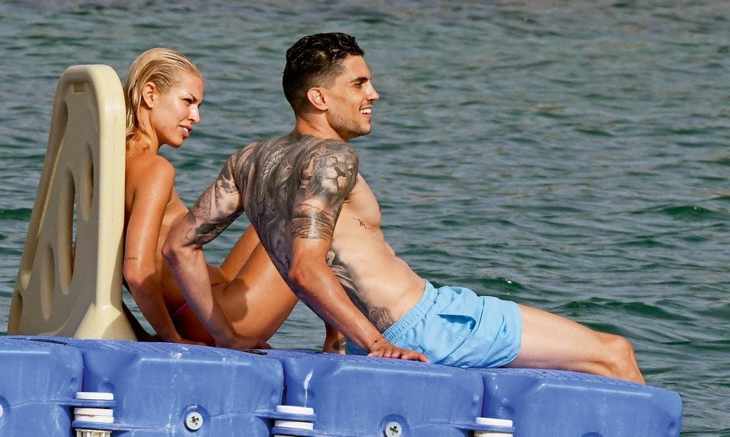 HOLA4118 JESSICA GOICOECHEA Y MARC BARTRA CELEBRAN UN AÑO DE AMOR