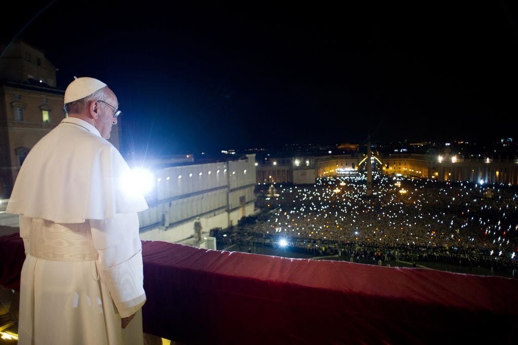 El papa Francisco sale al balcón tras ser nombrado sumo pontífice 