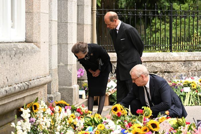 El príncipe Andrés junto al príncipe Eduardo y la princesa Ana