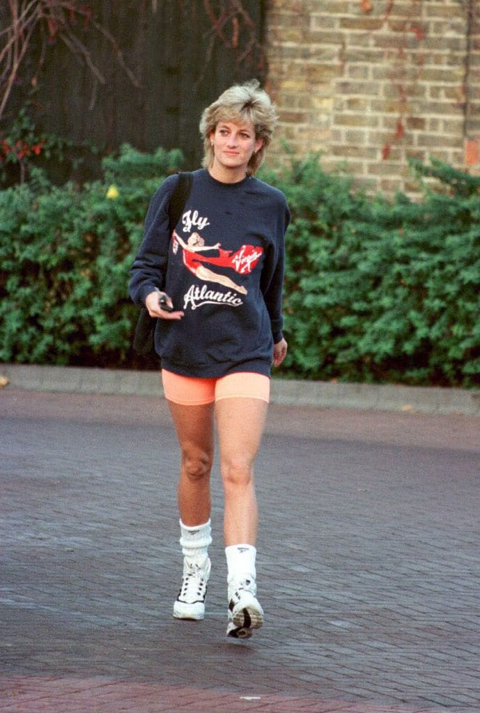 La princesa Diana fotografiada en 1995 a su salida del Chelsea Harbour Club, en Londres. Esta sudadera no es la misma que luce Meghan hoy día, pero nos da una idea de los looks informales que solía llevar Diana.