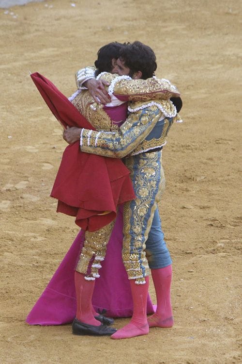 Los hermanos Rivera dejaron patente sobre el albero lo mucho que se quieren al fundirse en un fuerte abrazo cuando Cayetano le dedicó un toro a Francisco
