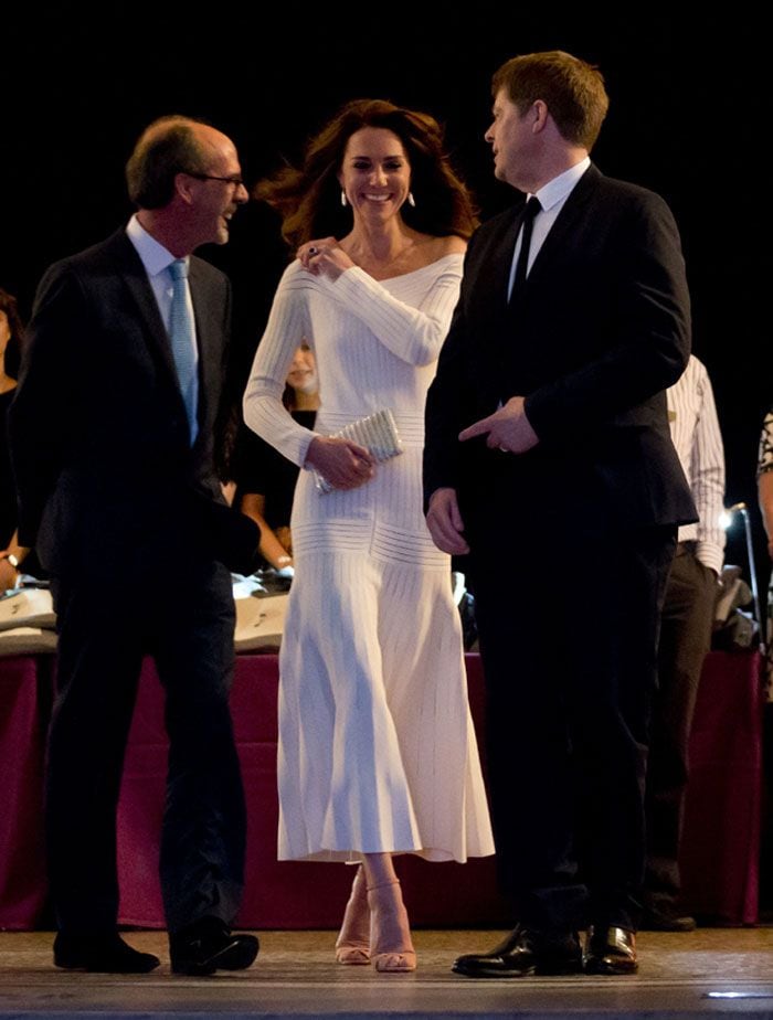 Al vestido de la Duquesa de Cambridge le ha salido una sombra de Griffith, de reina de Hollywood, que le ha seguido el rastro en la alfombra roja desplegada para la presentación de los nuevos contenidos del canal de televisión Hallmark en Beverly Hills, California
