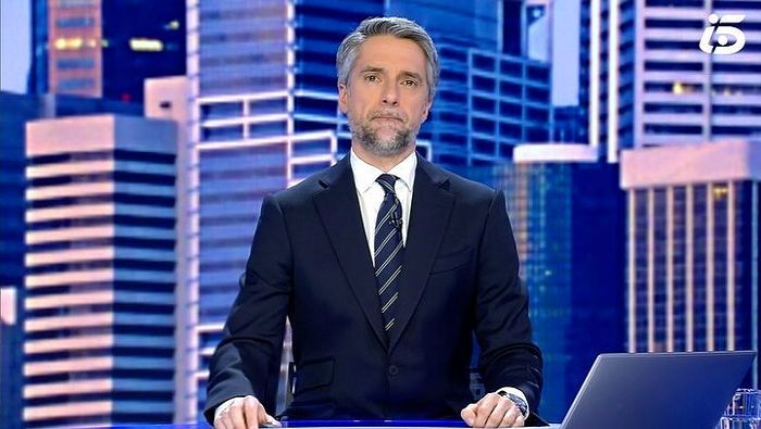 El homenaje de Carlos Franganillo a Pedro Piqueras en su debut en Informativos Telecinco