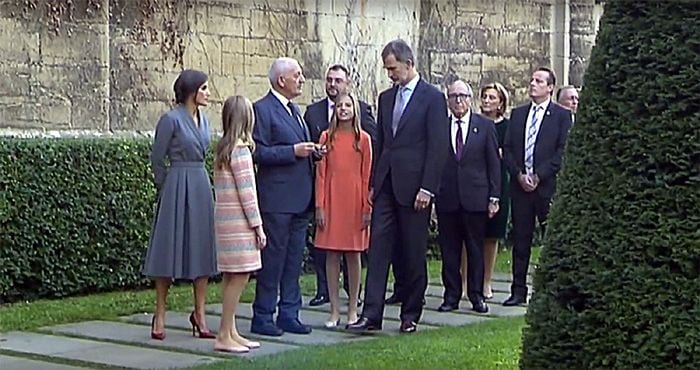 Los reyes y sus hijas a la salida de la catedral de Oviedo