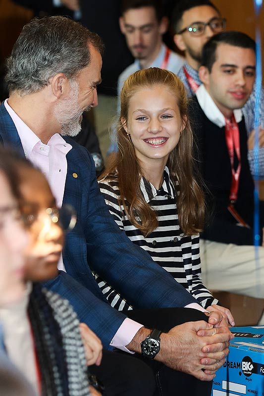 Mucha curiosidad y risas con su padre: la princesa Leonor disfruta de un taller de emprendimiento