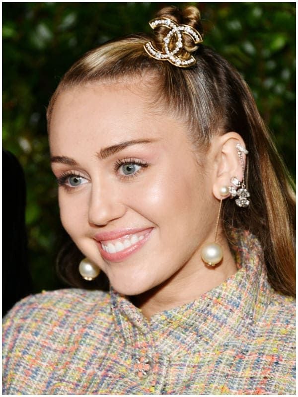 Miley Cyrus lleva logos hasta en su cabellera 