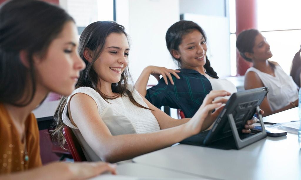 Adolescentes con tablet