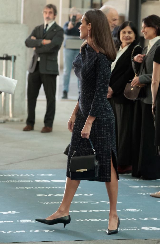 reina Letizia vestido tweed escote zapatos negros