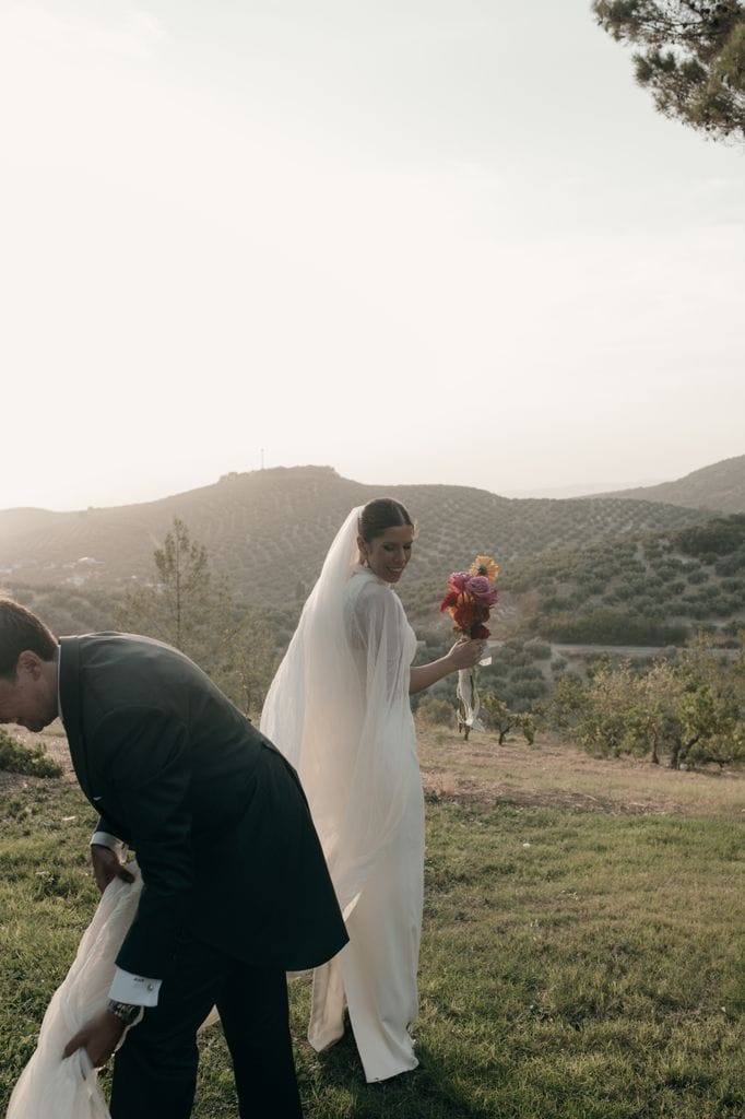 Novia con velo y vestido sencillo