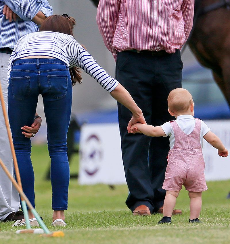 la duquesa de cambridge juega con george en el polo