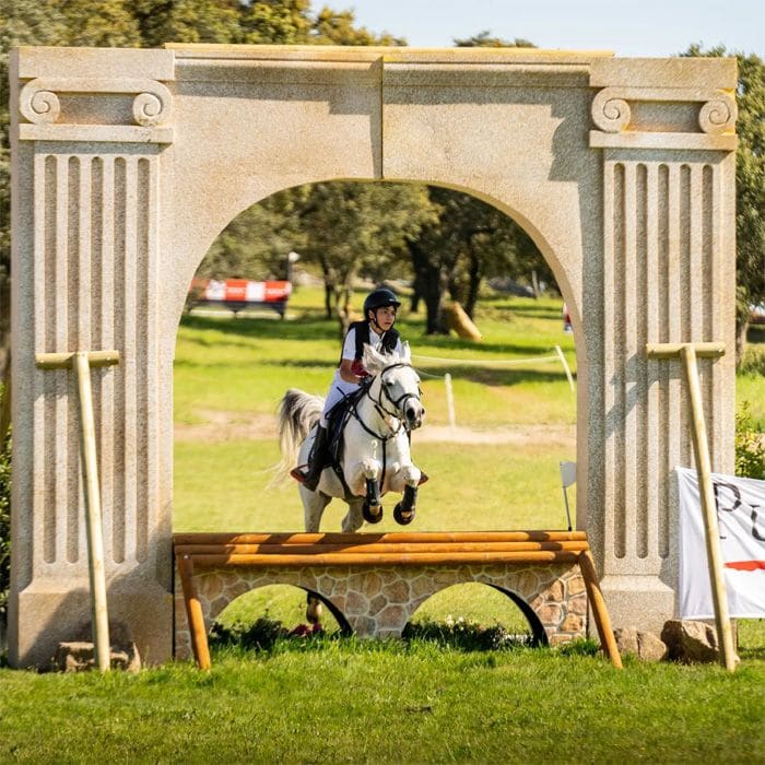 Prueba de salto de obstáculos a caballo