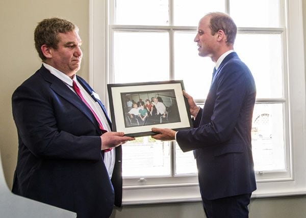 El Duque de Cambridge recibió con una sonrisa un regalo muy especial, una fotografía junto a su madre que data de 1994
