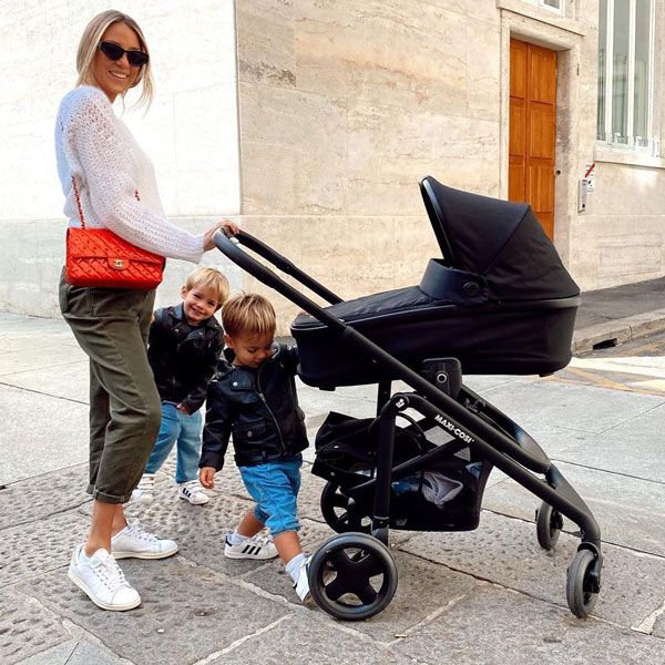 Alice Campello con carrito de Maxi-Cosi