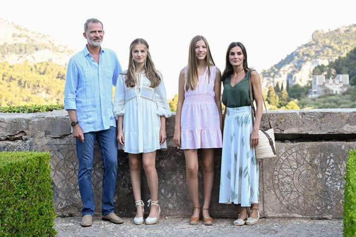 Los Reyes y sus hijas visitan Valldemossa