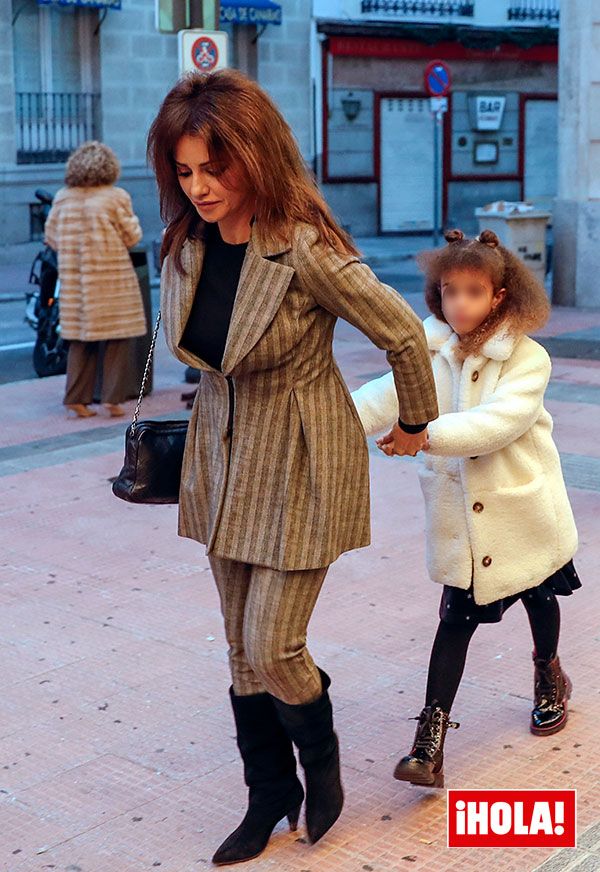 Monica Cruz con su hija