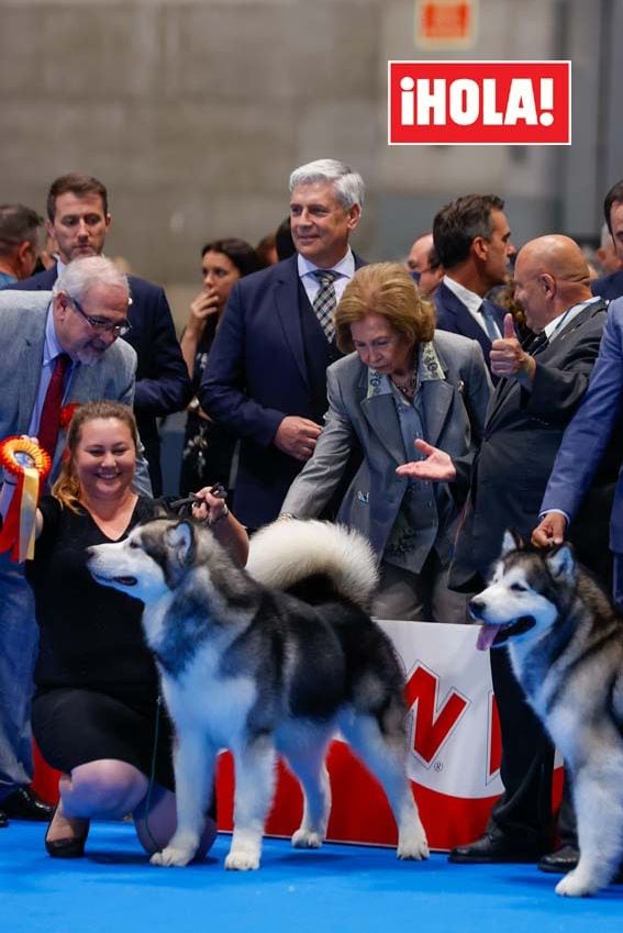 Doña Sofía con unos perros