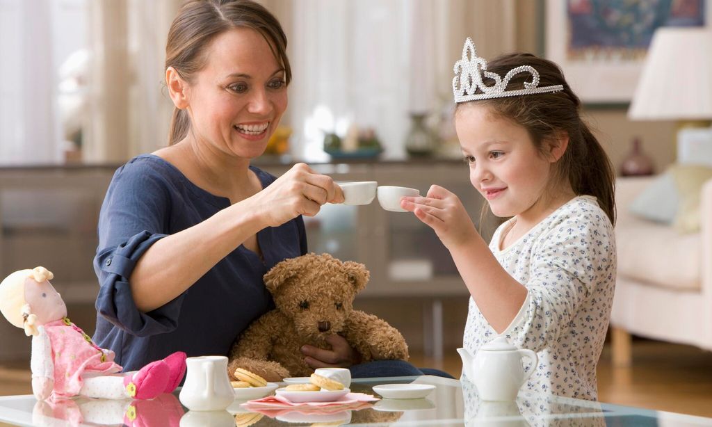 Niña juega con mamá